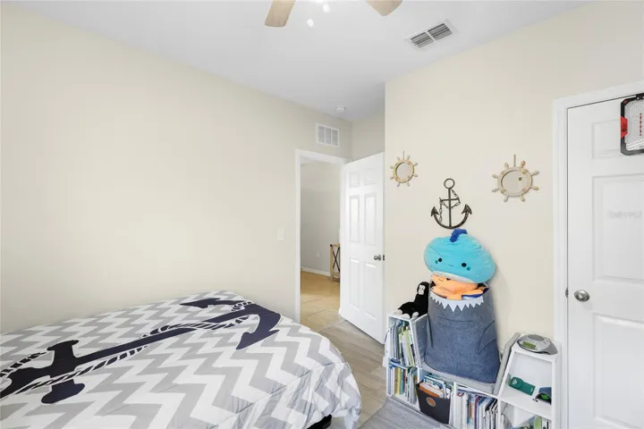 Bedroom 2 with build-in closet