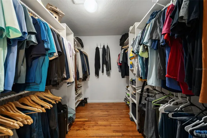 WALKING CLOSET