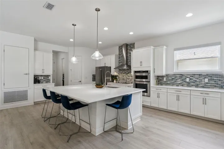 Large Island with Seating