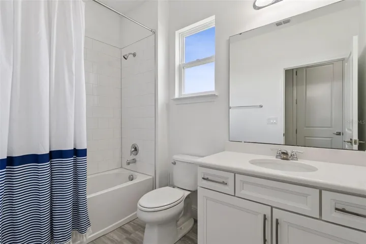 Upstairs Bathrom 4