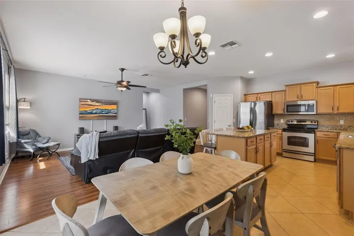 Eat-in kitchen