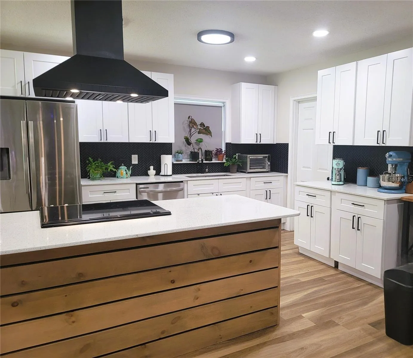 LOTS and lots of cabinets and counter space! Do you LOVE this cooktop area?