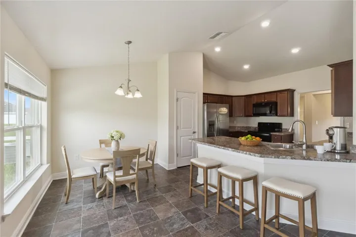 Breakfast Bar and Kitchen