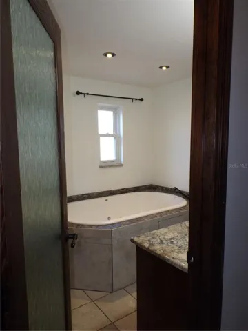 Main bath jet tub