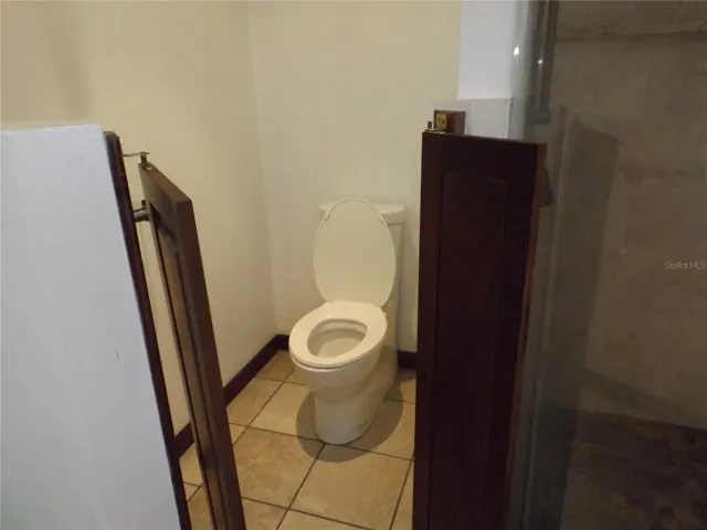 Toilet with saloon style separation doors