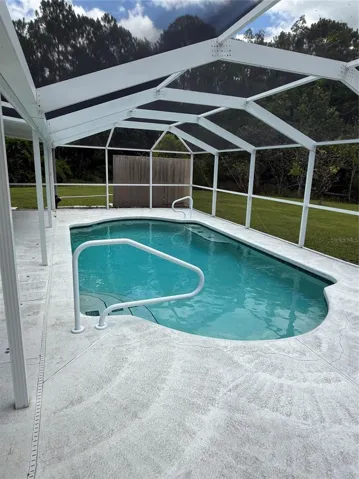 This home has a functioing pool.