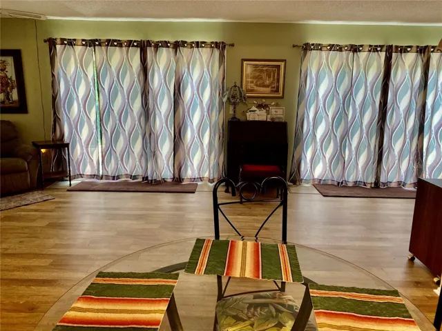 Diningroom opens to familyroom
