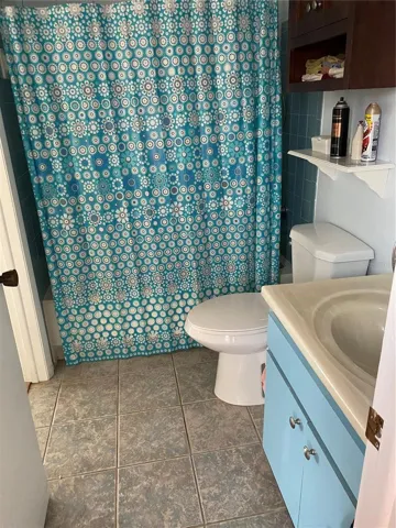 Bath off of primary bedroom opens to familyroom too