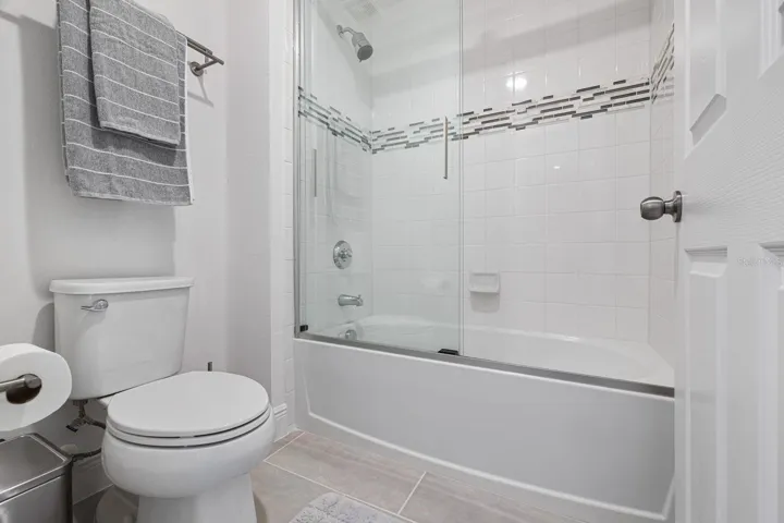 Full bathroom 2
