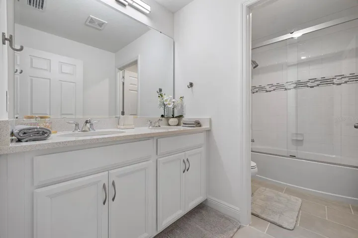 Full bathroom 2