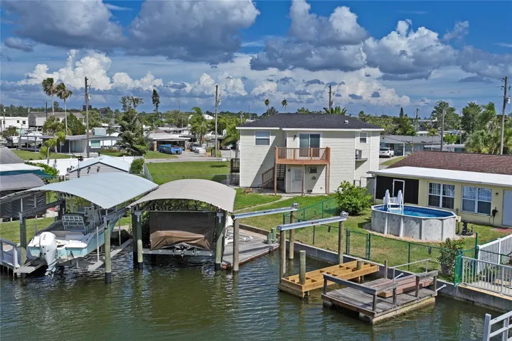 CENTER BOAT LIFT