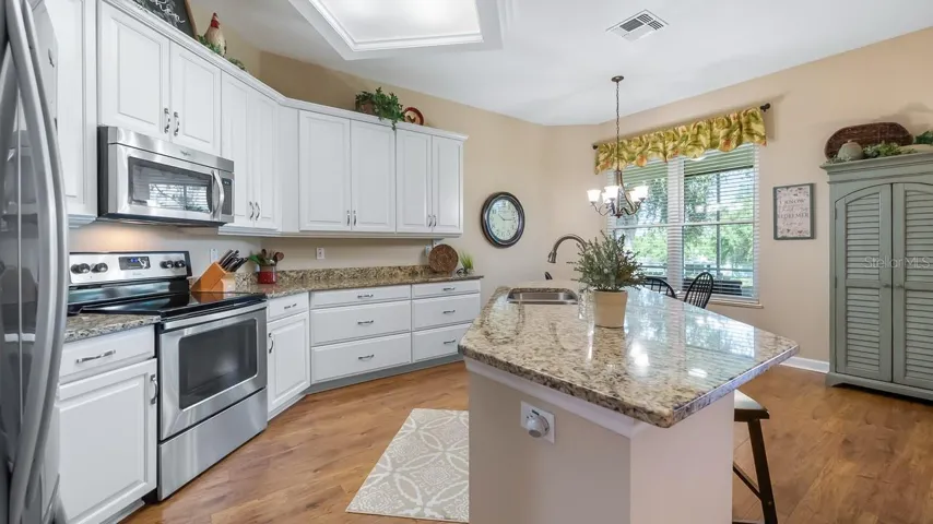 Spacious Eat in Kitchen with Breakfast Bar and Room For a Hutch
