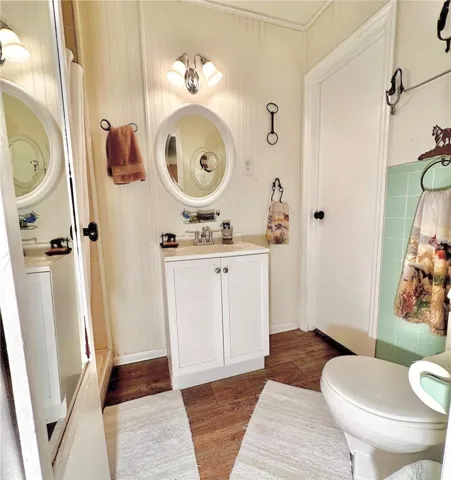 Master bath (jack & jill to 4th bed)