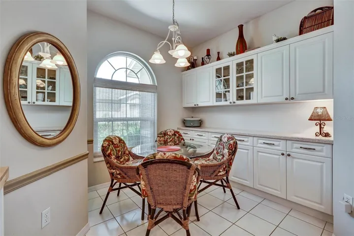 EAT-IN KITCHEN