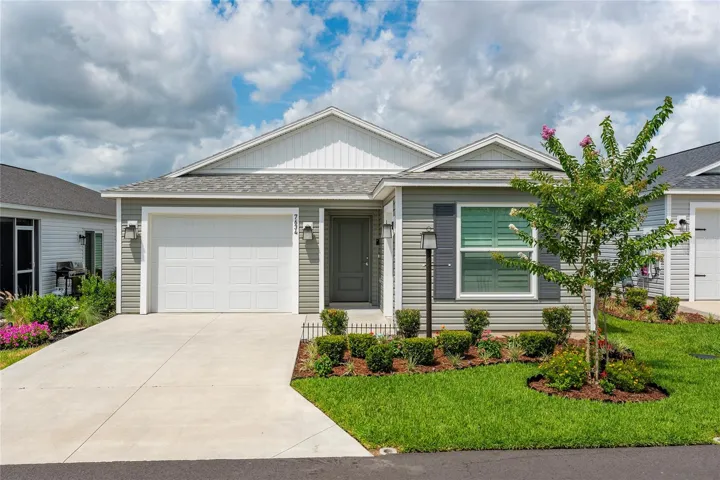 Front driveway and entry approach in Avery Villas, The Villages.