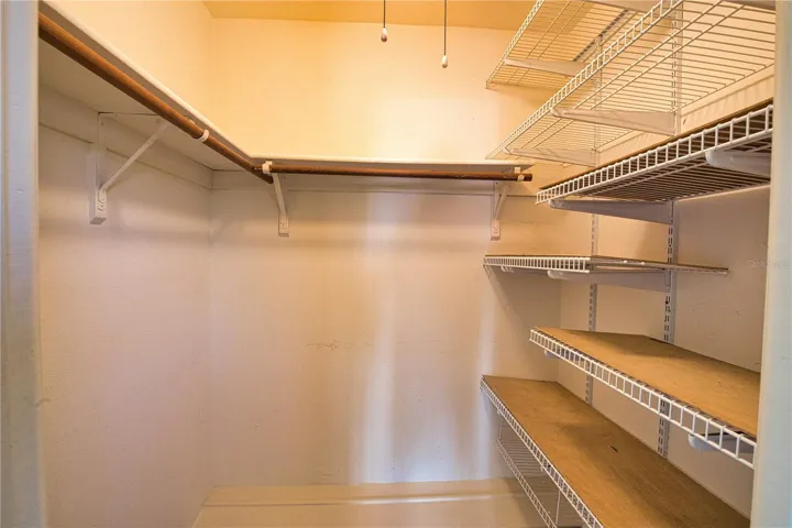 Walk in closet Bed 2