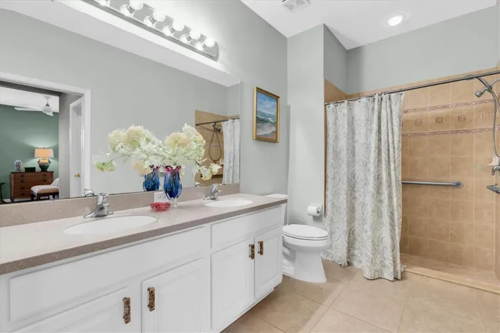 Ensuite bathroom, with walkin shower.