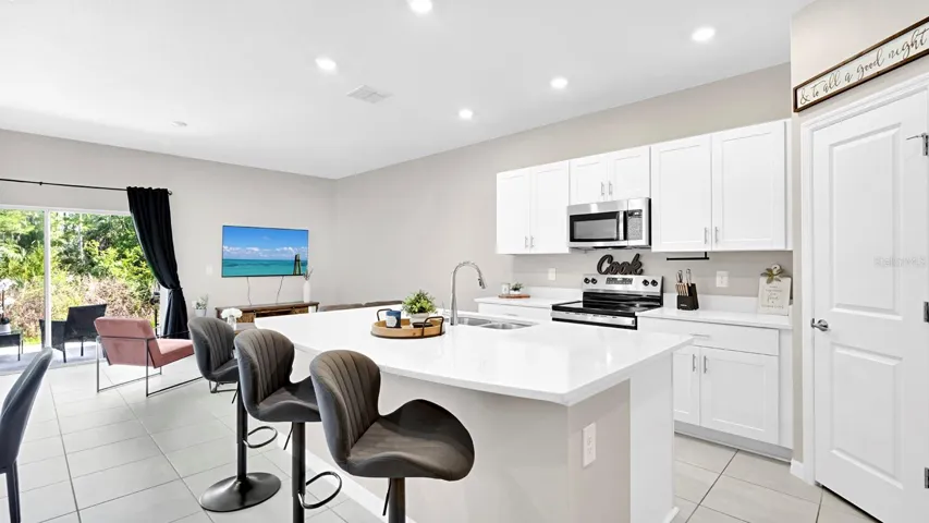 Large Island with Counter Seating, Walk In Pantry