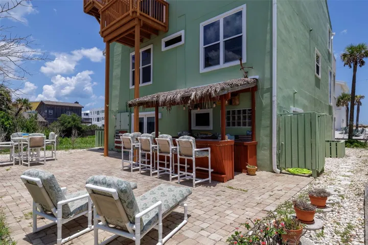 Tiki hut on pavered patio great for entertaining!