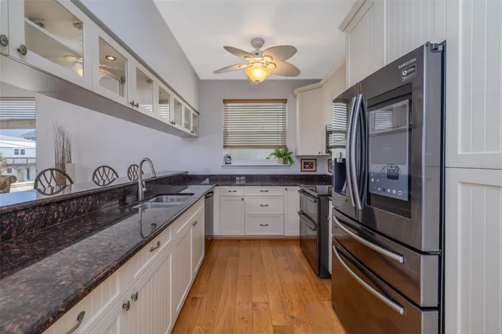 Gourmet kitchen has granite & SS appliances!
