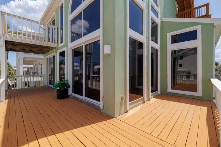 Wrap around balcony on 2nd floor great to watch the waves!