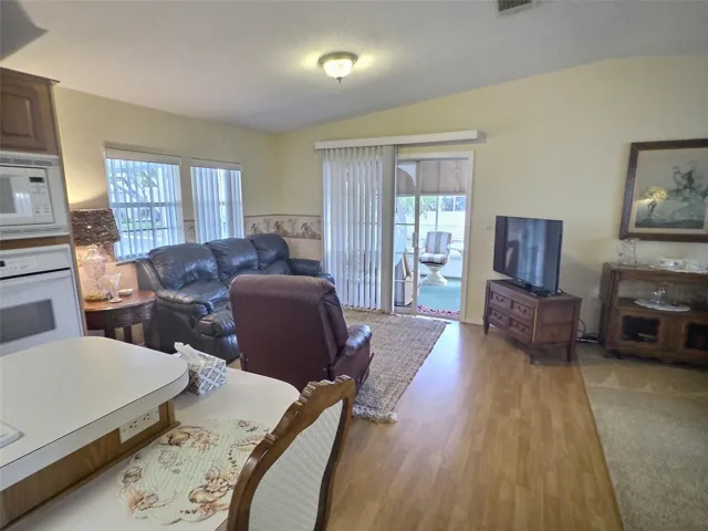 Kitchen/sitiing room