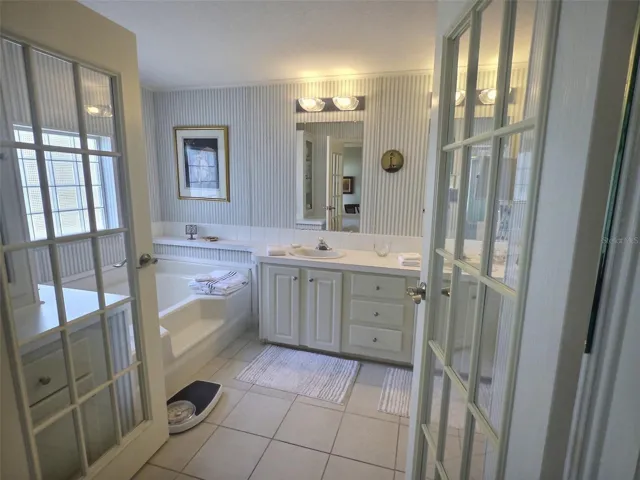 Master En-suite bath