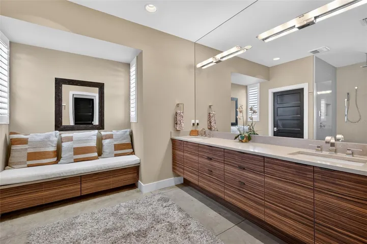 Primary En-Suite Bathroom with Loads of Natural Light