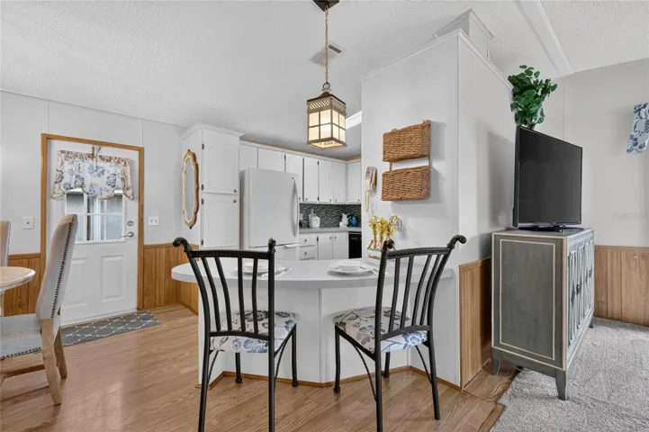 Entrance/Breakfast bar/Kitchen