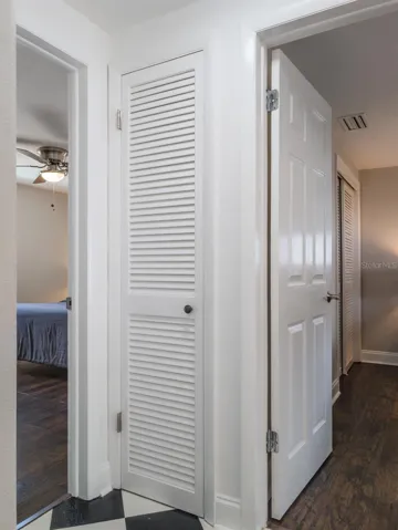Hall detail between rooms