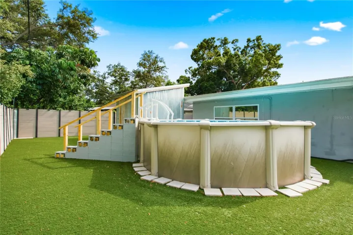 Above ground pool