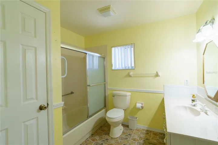 Large guest bathroom with shower/tub combo