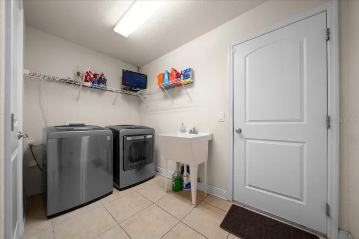 Laundry Room between kitchen and garage