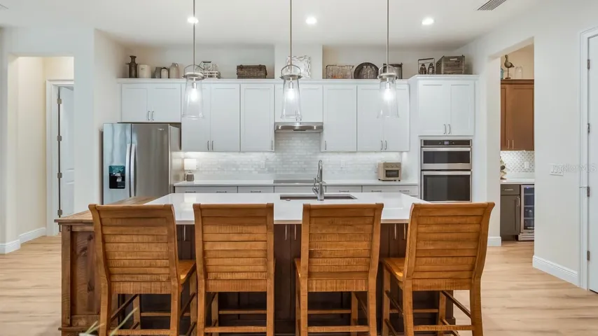 Chef's Kitchen featuring a 8'x5' Island