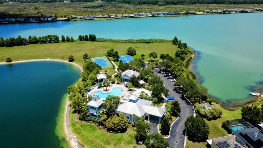 Gorgeous Lake Neighborhood