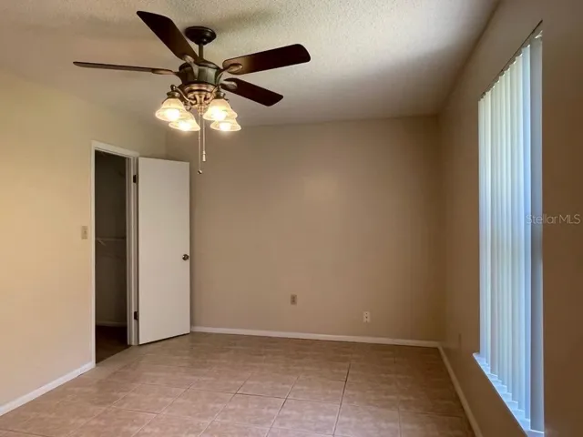 Master Bedroom w/walk in closet