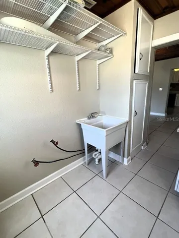 UTILITY ROOM W/LAUNDRY HOOKUPS