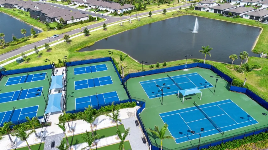 Pickleball/tennis courts
