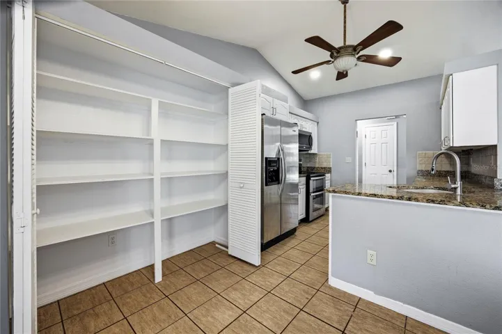 Wall pantry