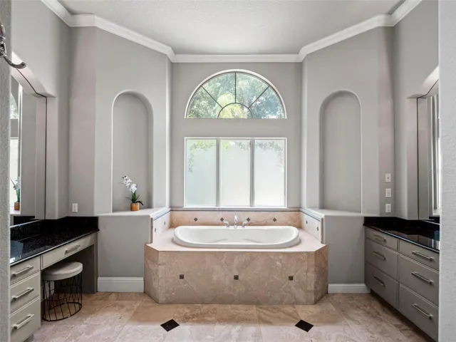 Dual Vanities & Center Soaking Tub