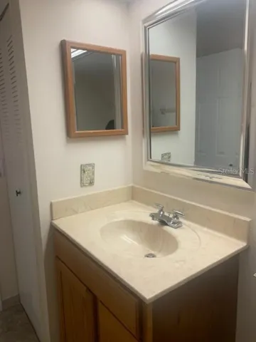 Master ensuite upstairs