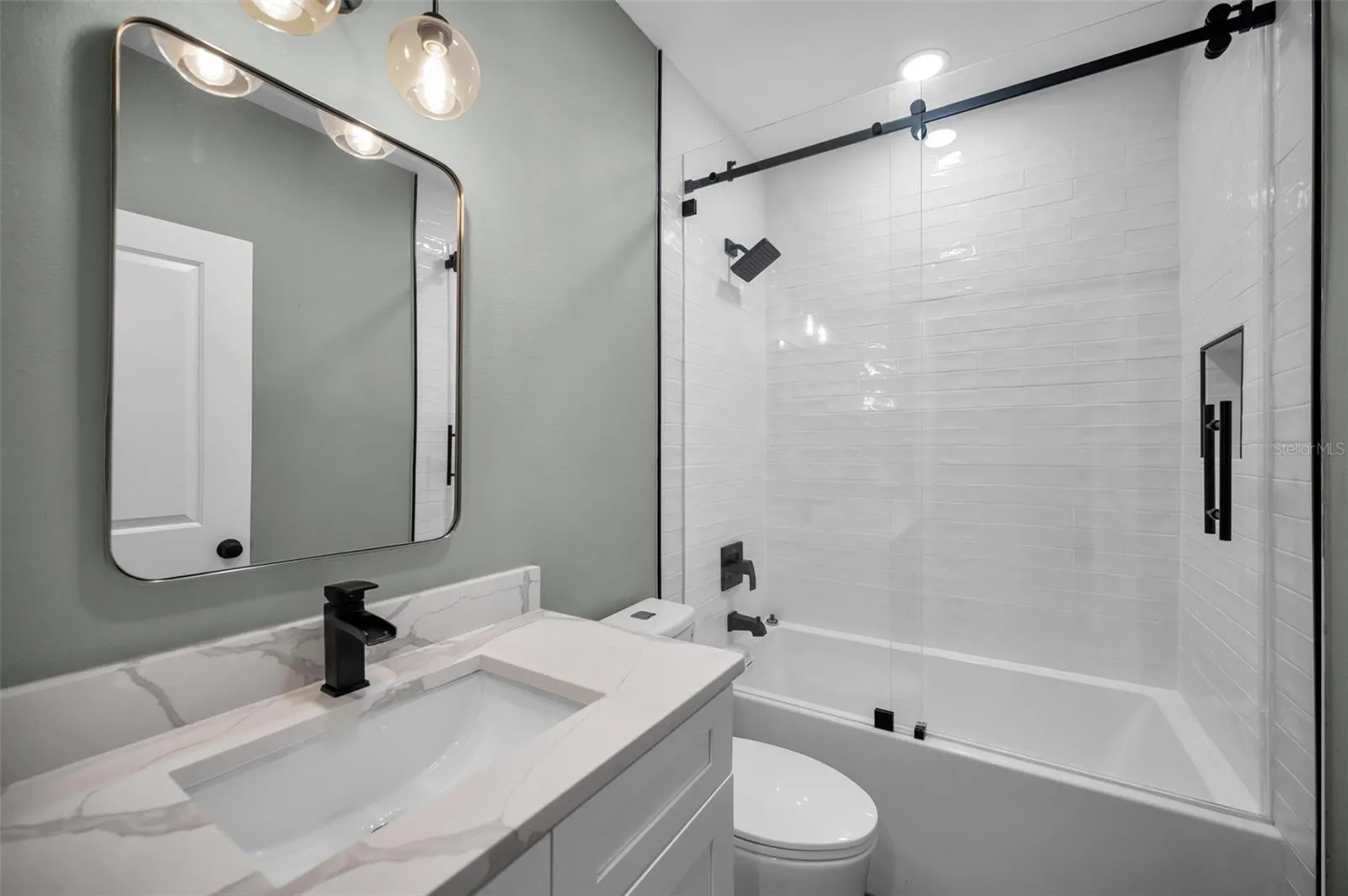 Full Guest Bath w/Tub