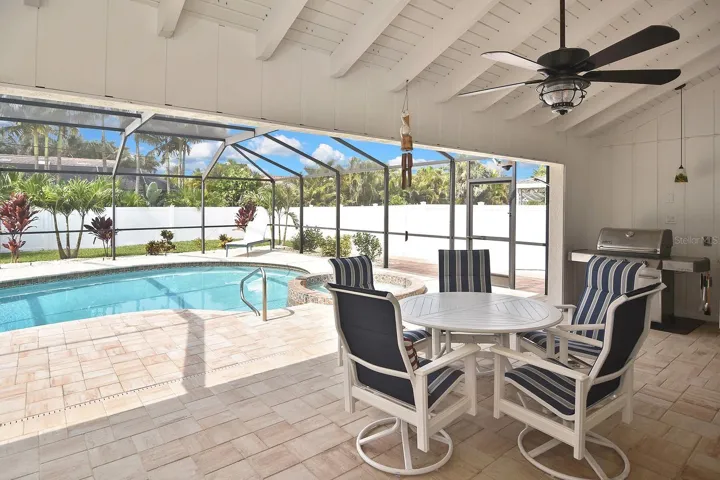 Lanai, pool