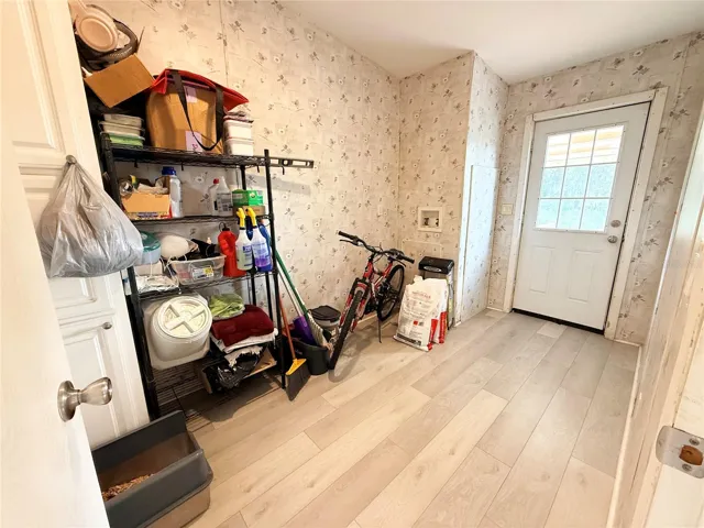 laundry hookups/utilitiy room
