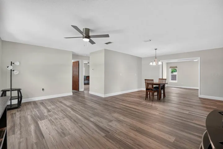 LIVING ROOM/DINING ROOM