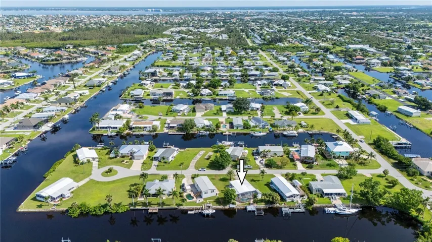 Neighborhood of like kind Gulf access homes