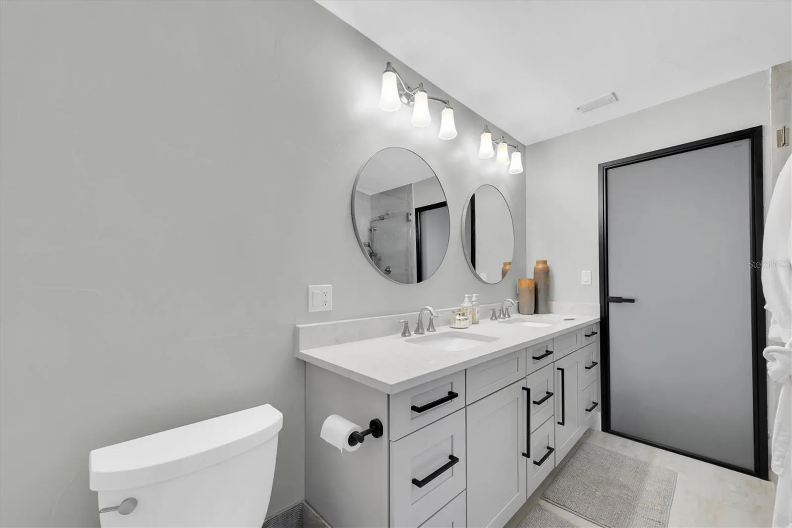 Front Bath with separate side entry