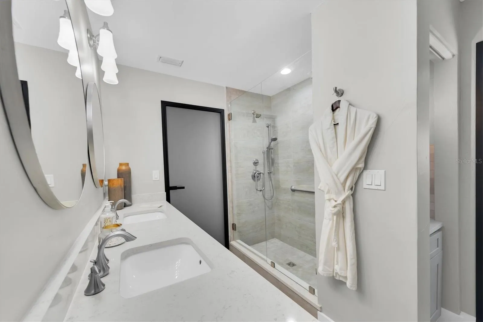 Front Bath with separate side entry