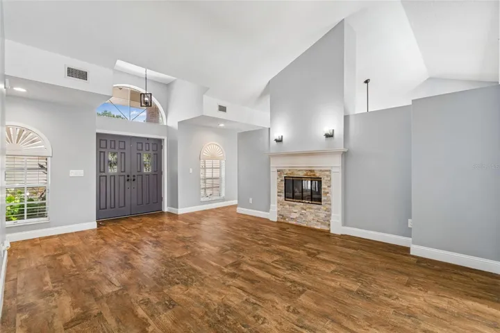 FOYER/ FORMAL SITTING AREA