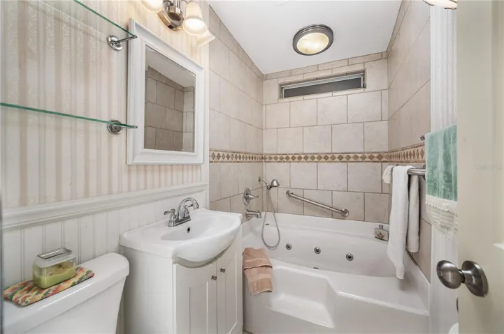 Bathroom 2 with jetted tub